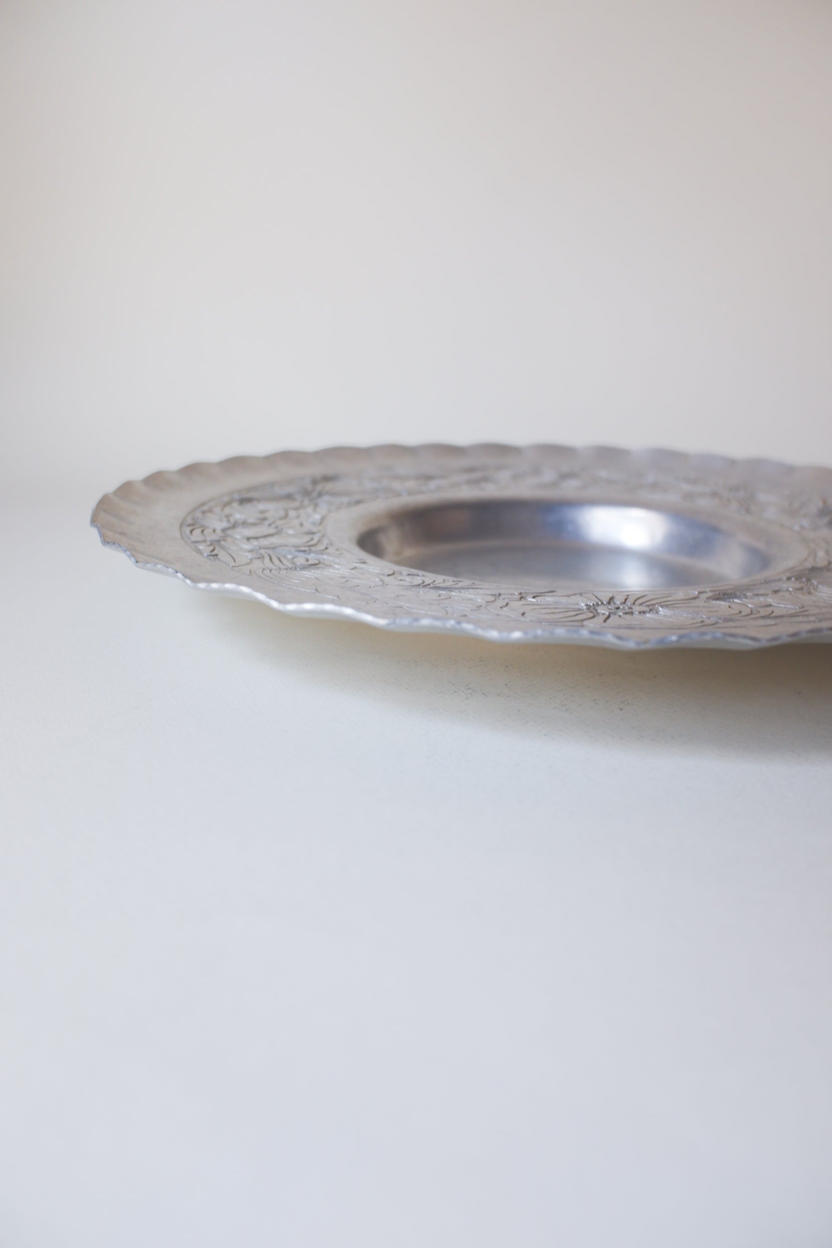 Vintage 浮雕花紋大圓盤