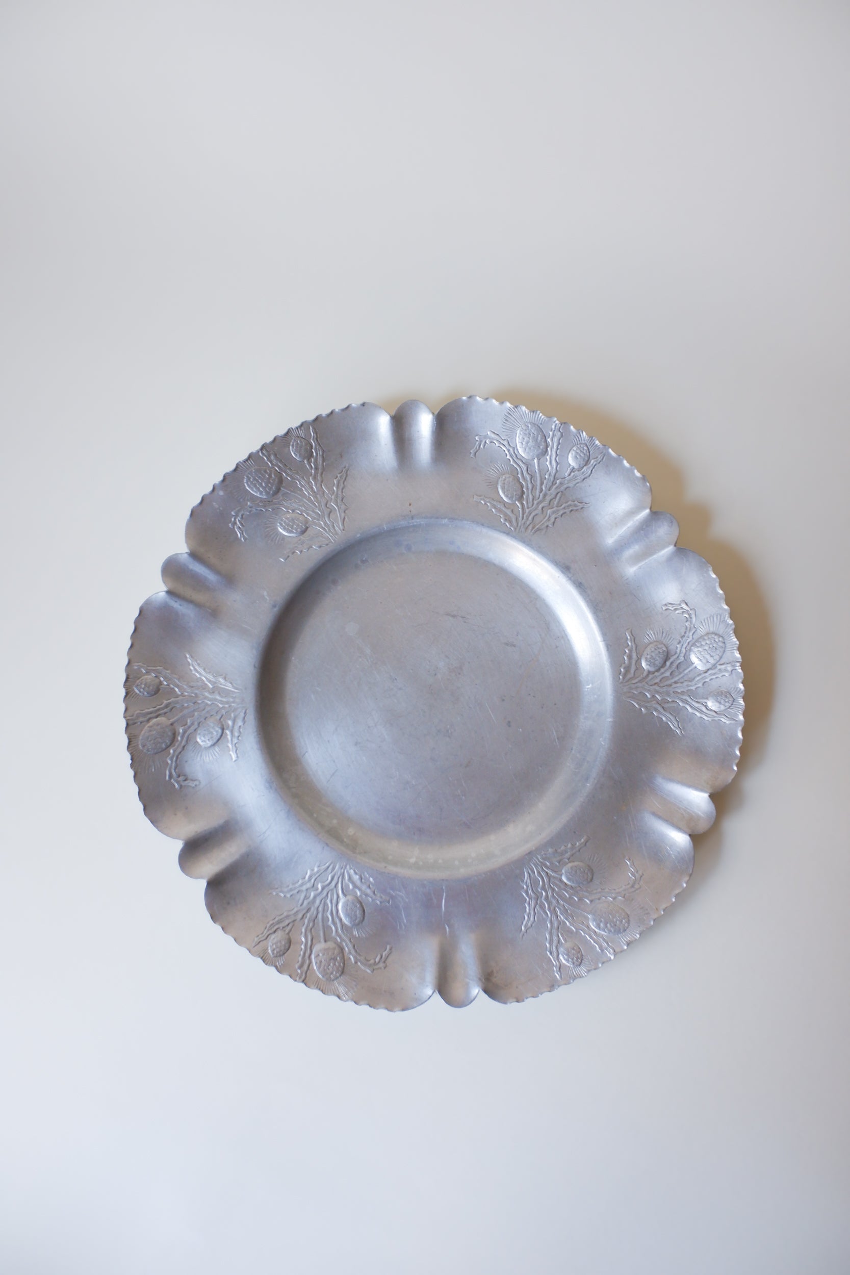 Vintage 鋁製花葉浮雕波邊圓盤