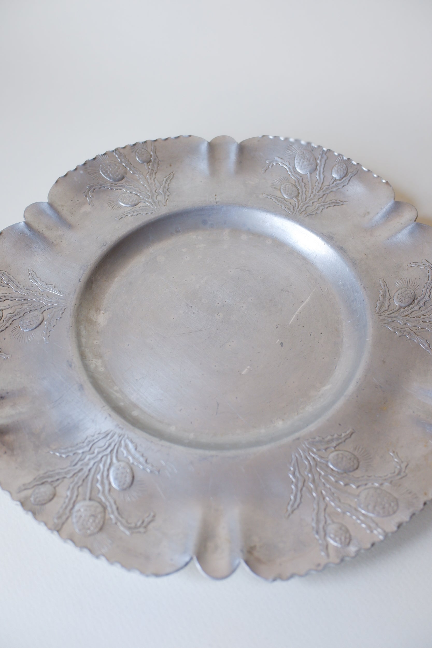 Vintage 鋁製花葉浮雕波邊圓盤