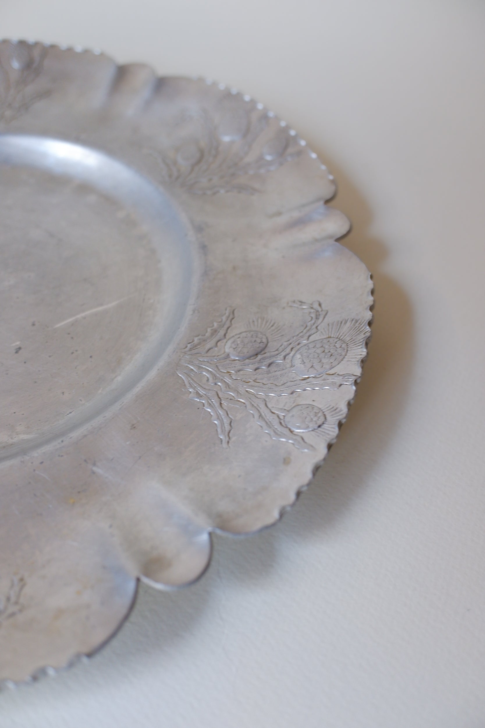 Vintage 鋁製花葉浮雕波邊圓盤