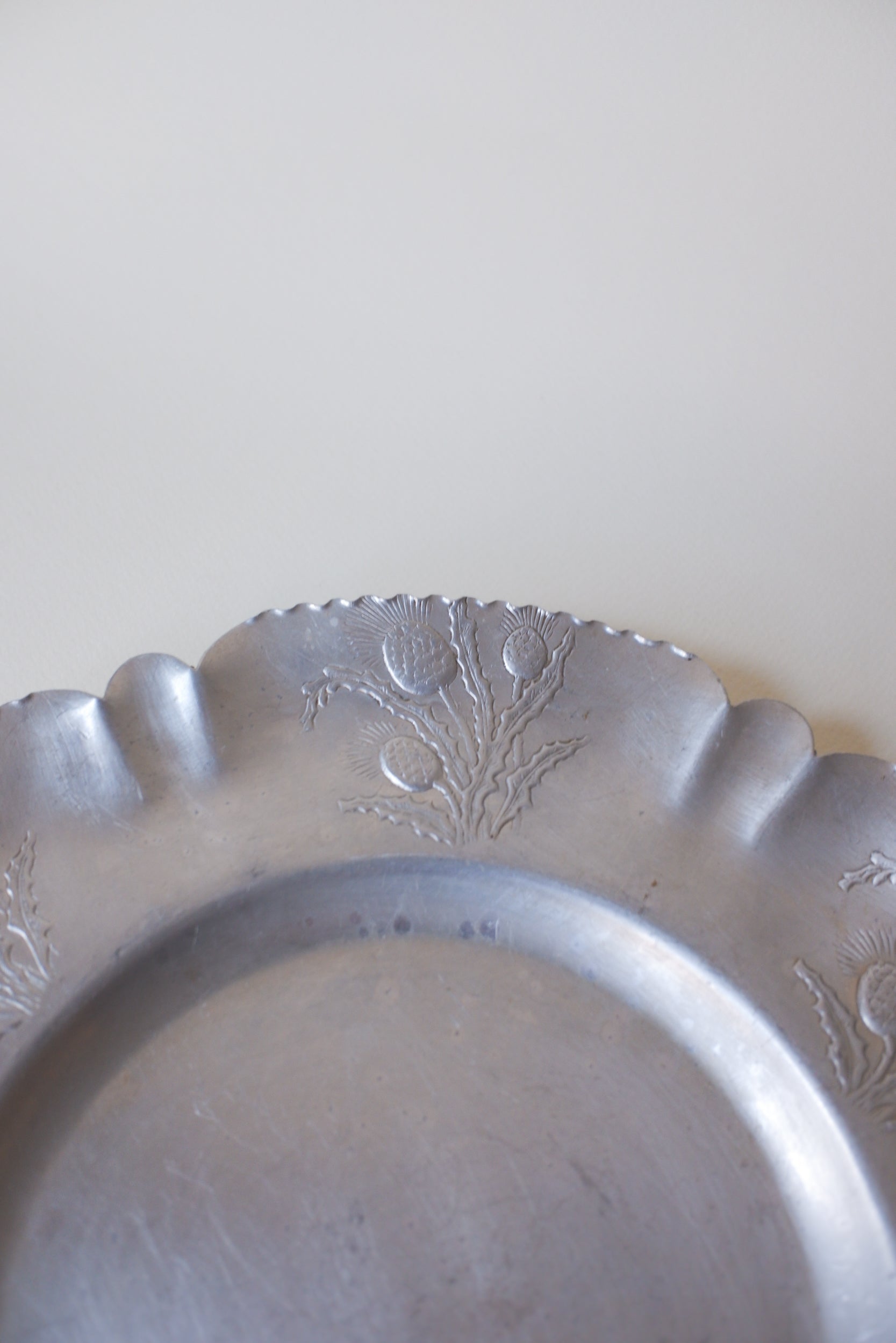 Vintage 鋁製花葉浮雕波邊圓盤
