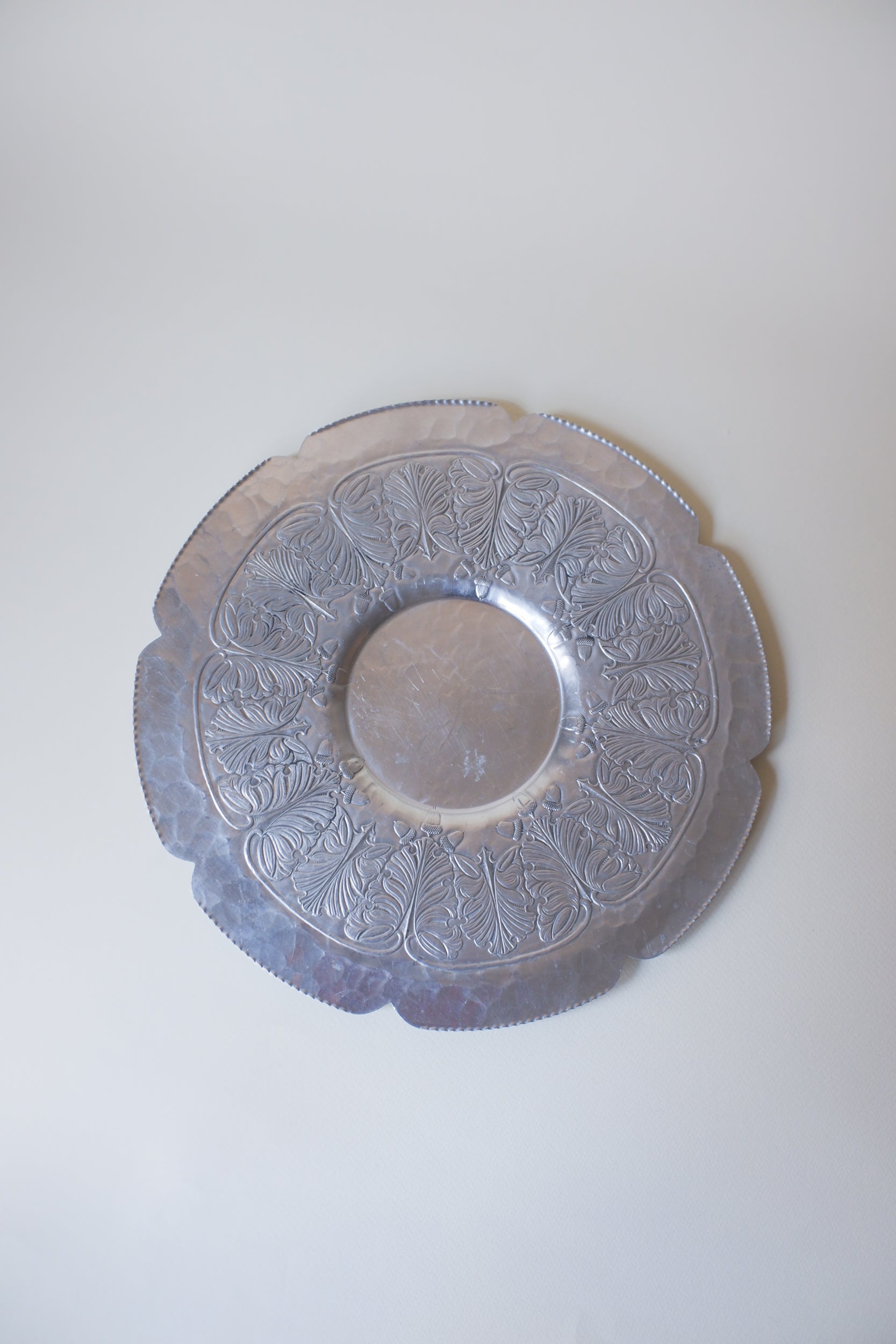 Vintage 鋁製葉紋浮雕花邊圓盤