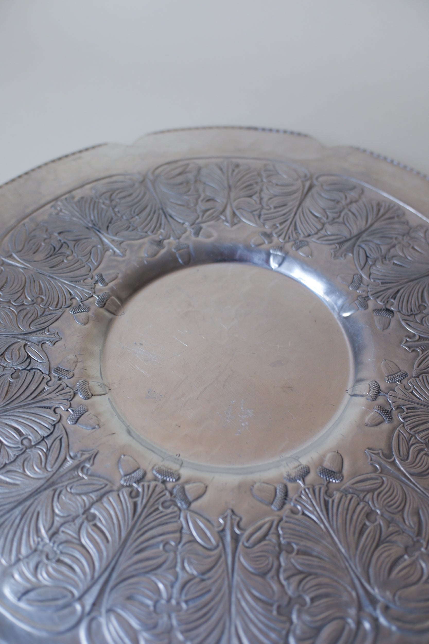 Vintage 鋁製葉紋浮雕花邊圓盤