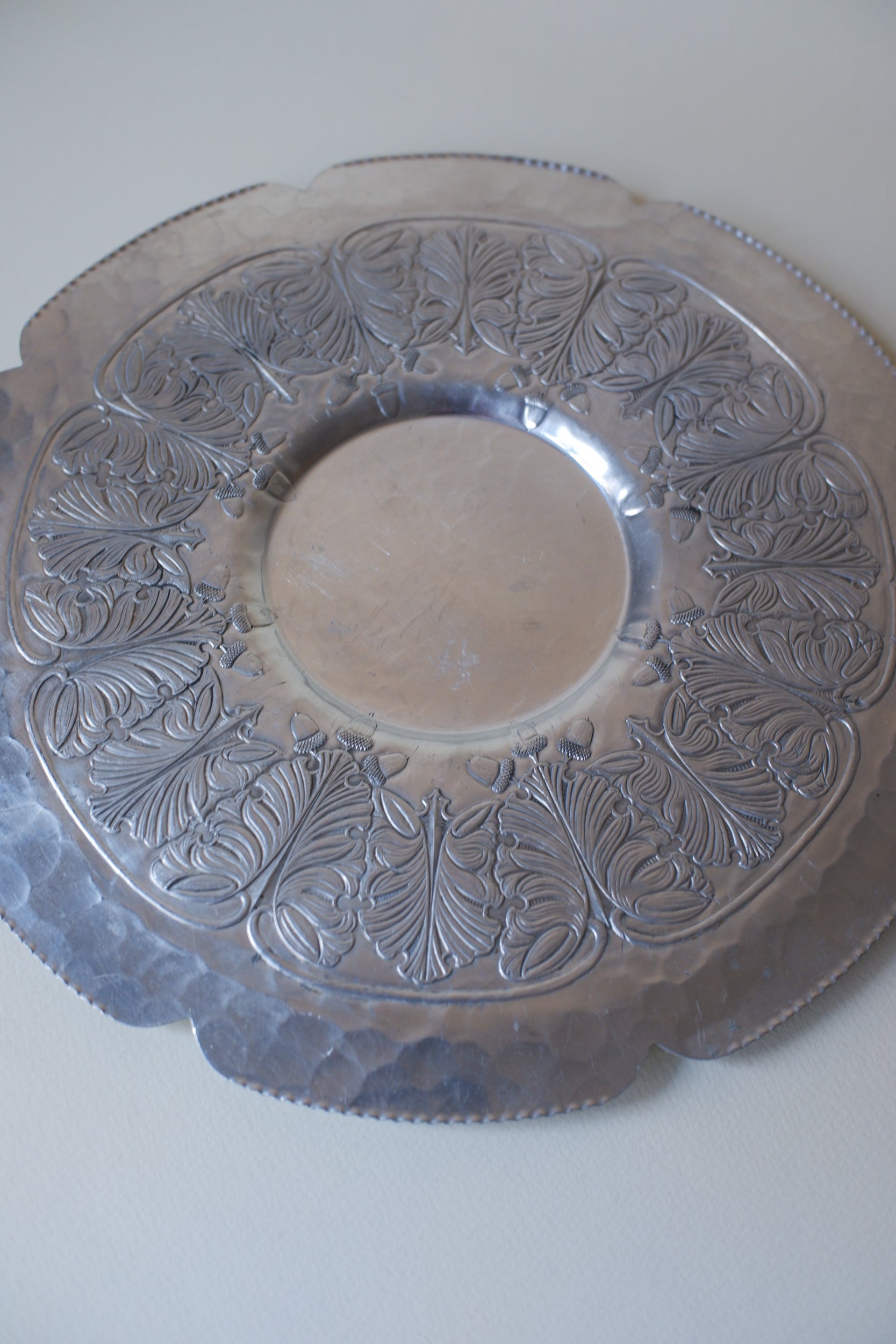 Vintage 鋁製葉紋浮雕花邊圓盤