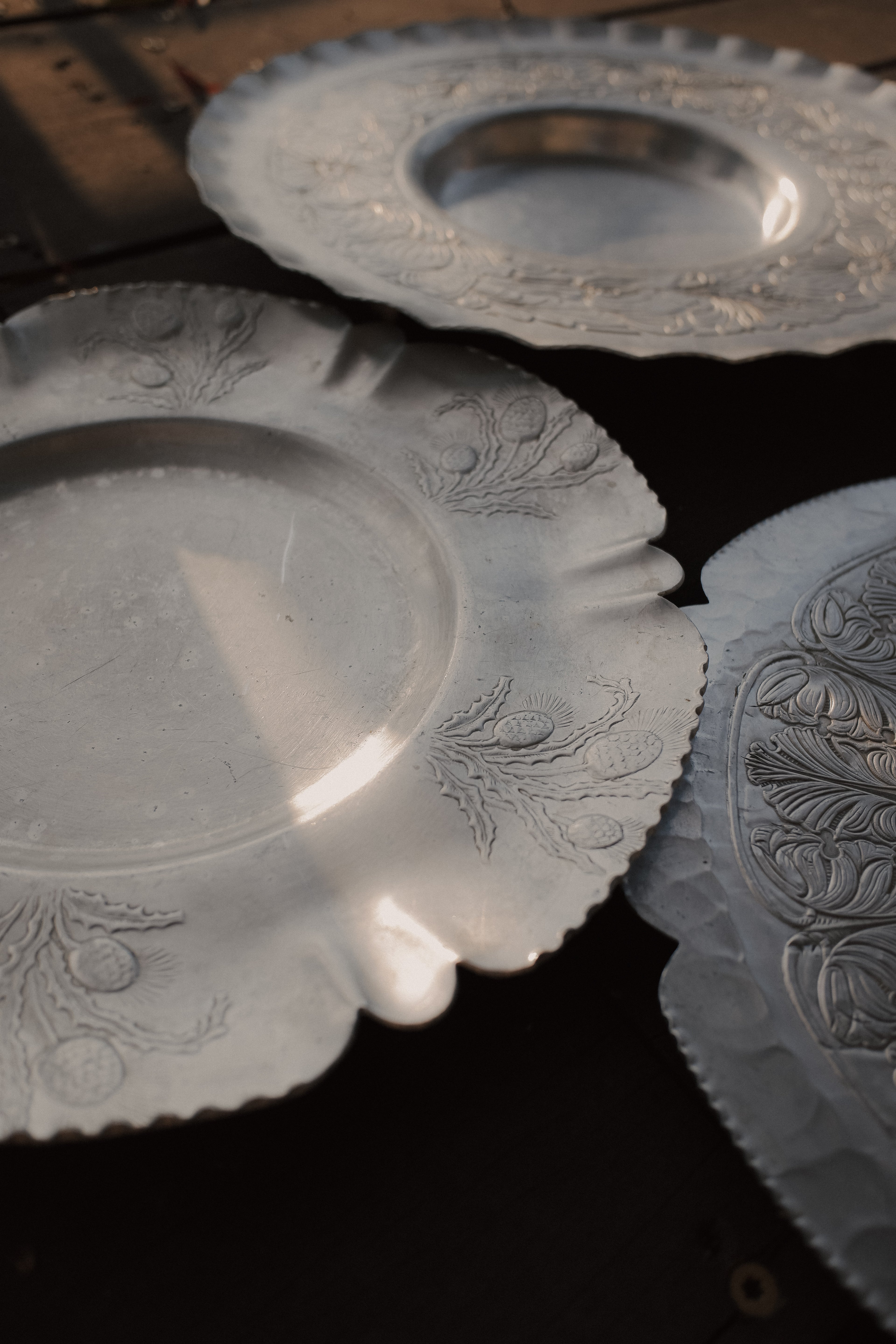 Vintage 鋁製花葉浮雕波邊圓盤