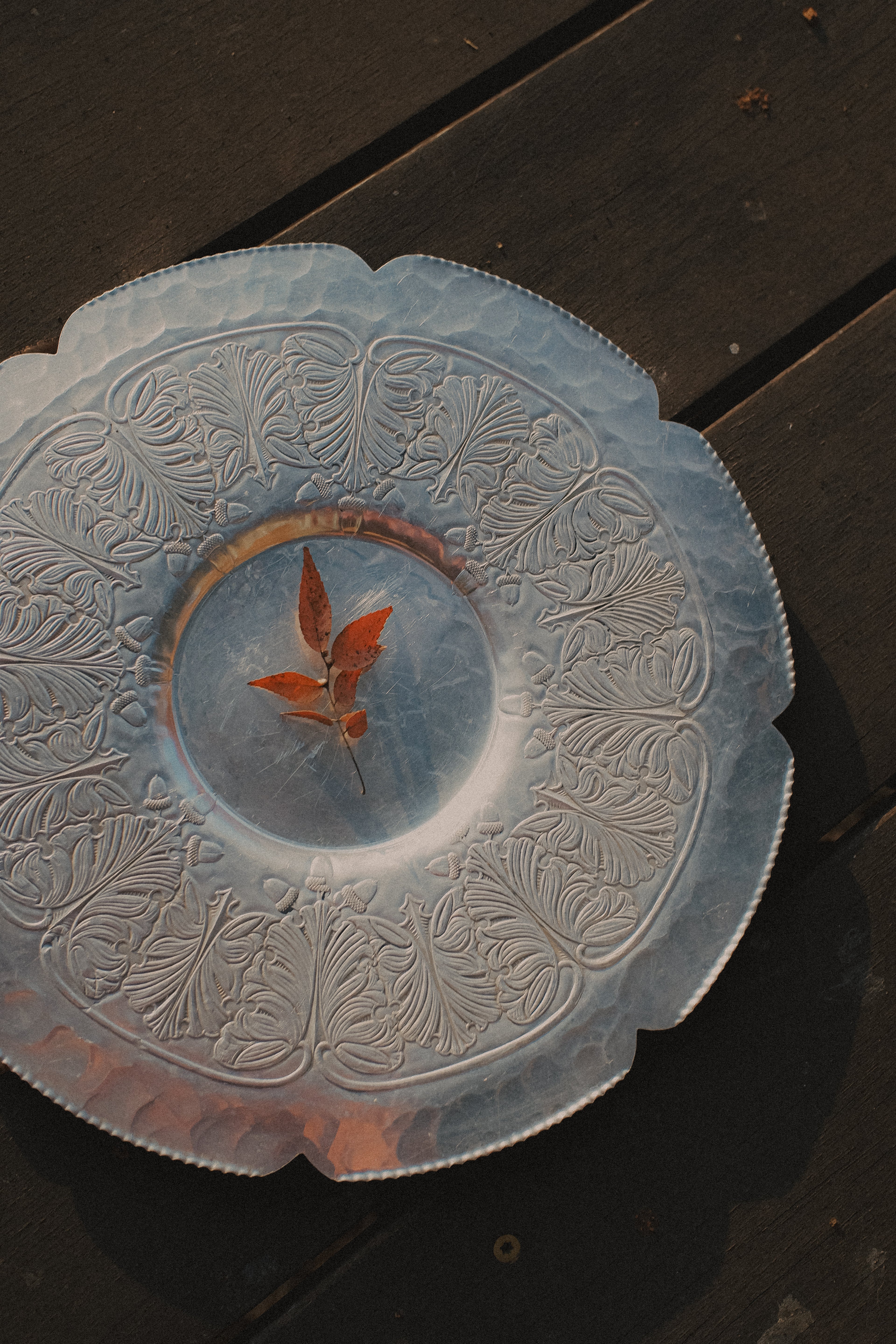 Vintage 鋁製葉紋浮雕花邊圓盤