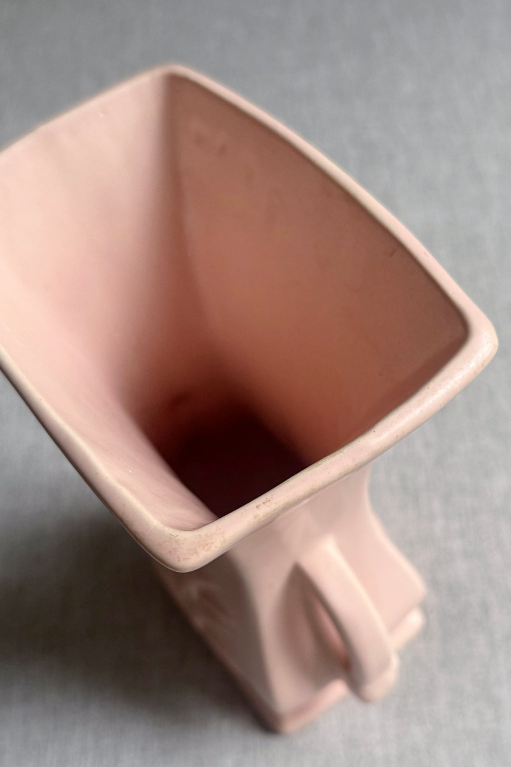 Vintage 粉霧色浮雕花器