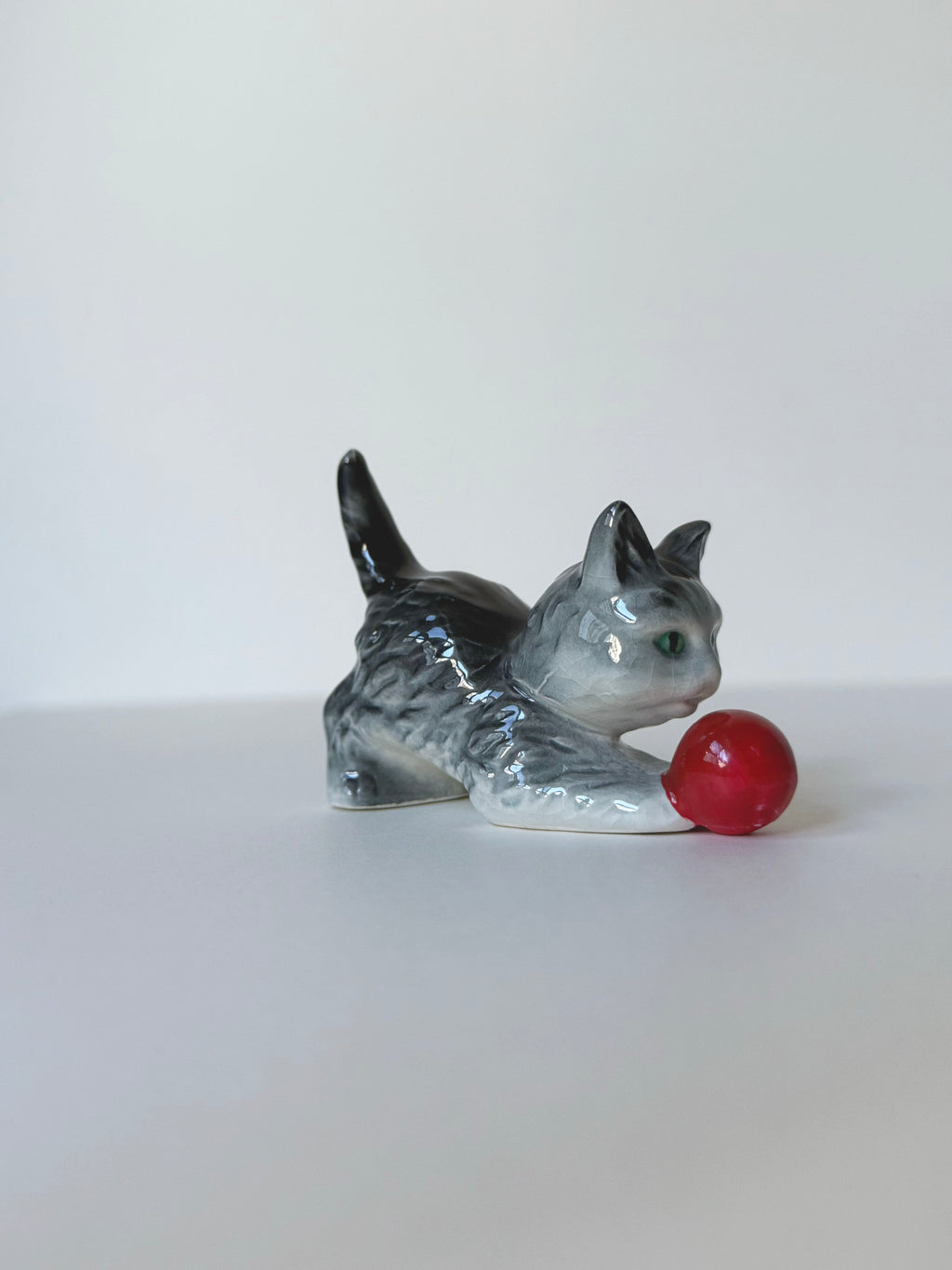 Vintage ceramic figurine｜紅球陶瓷貓貓