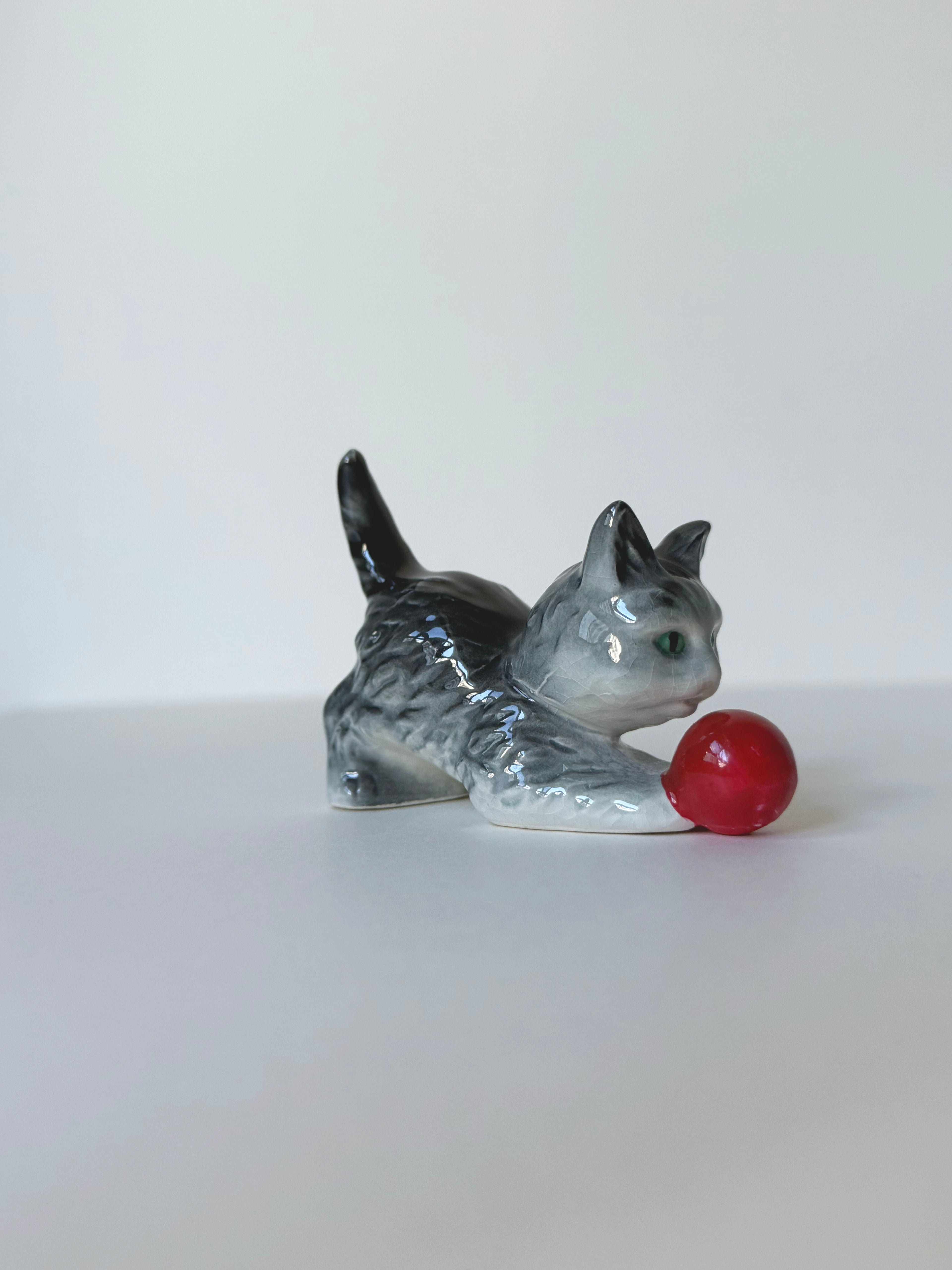 Vintage ceramic figurine｜紅球陶瓷貓貓