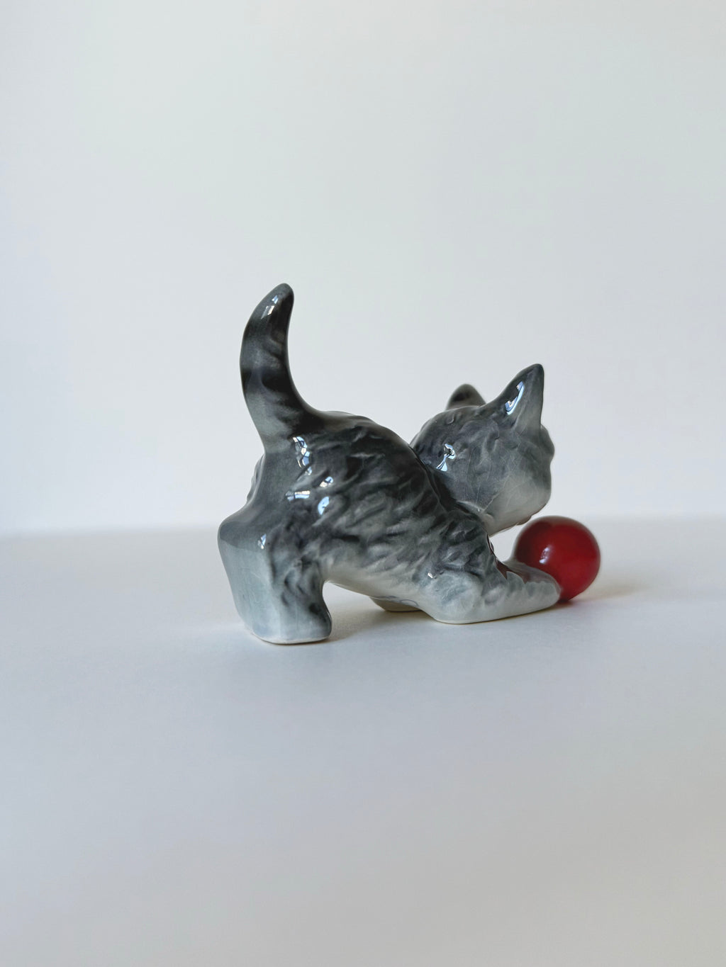 Vintage ceramic figurine｜紅球陶瓷貓貓