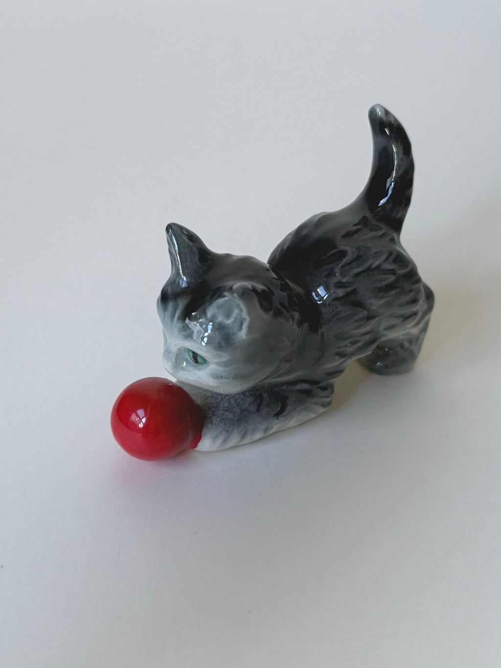 Vintage ceramic figurine｜紅球陶瓷貓貓