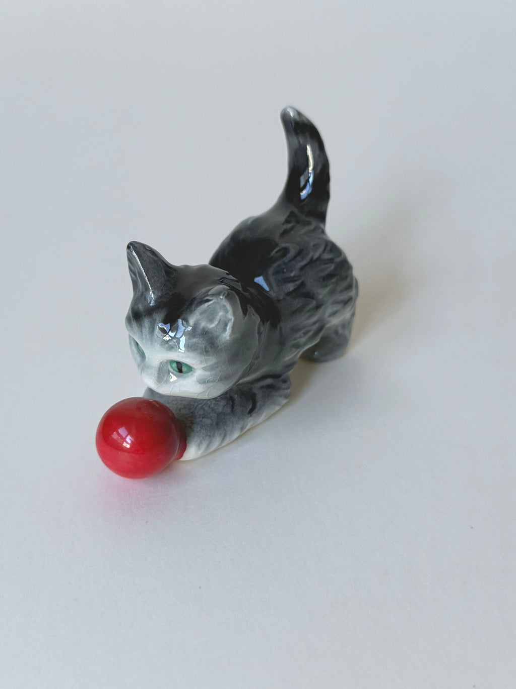 Vintage ceramic figurine｜紅球陶瓷貓貓
