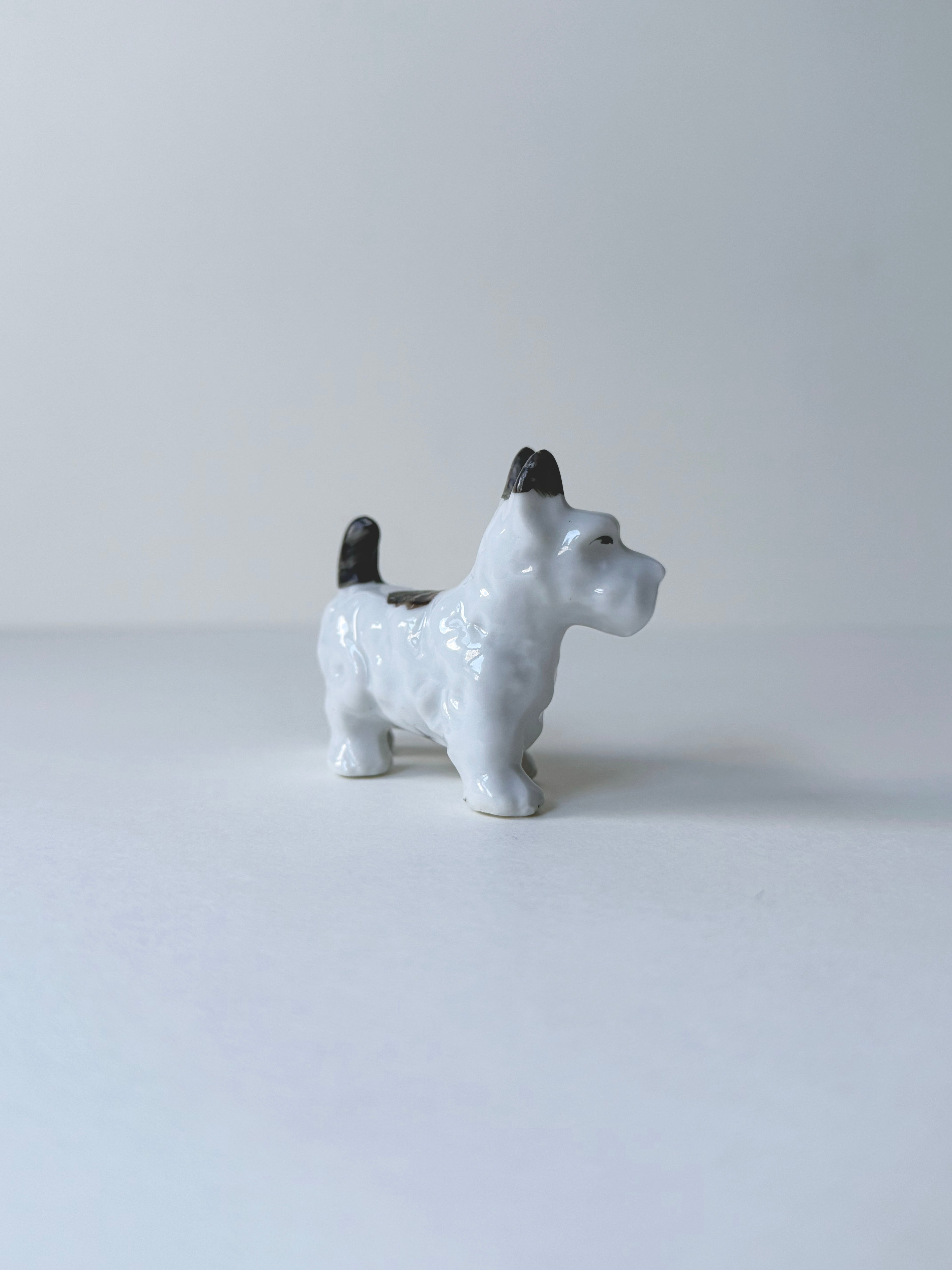 Vintage ceramic figurine｜白色陶瓷梗犬