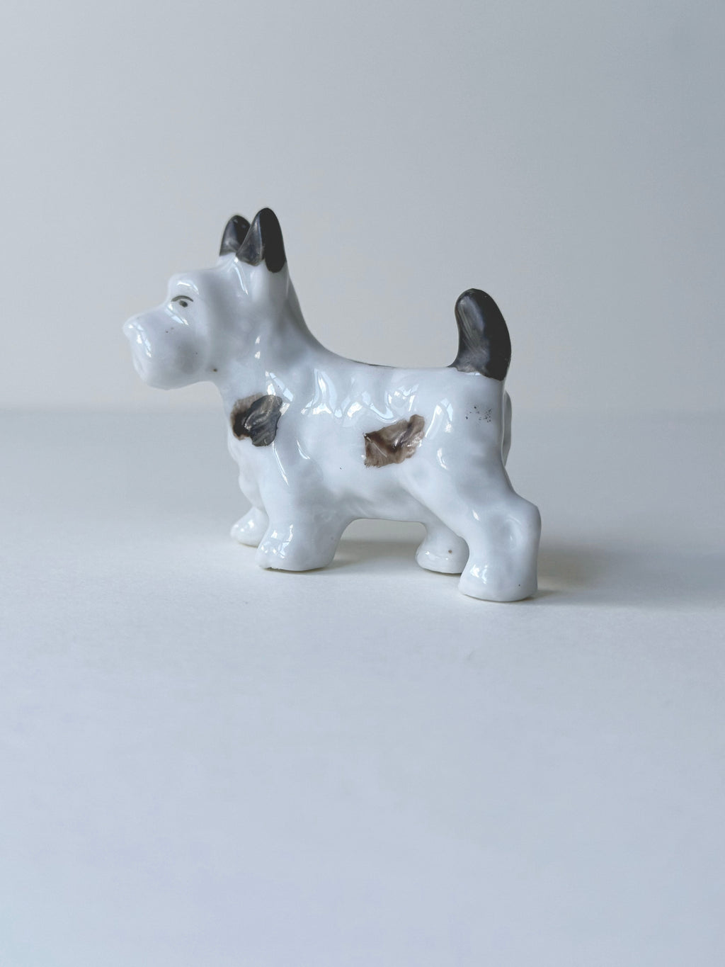 Vintage ceramic figurine｜白色陶瓷梗犬