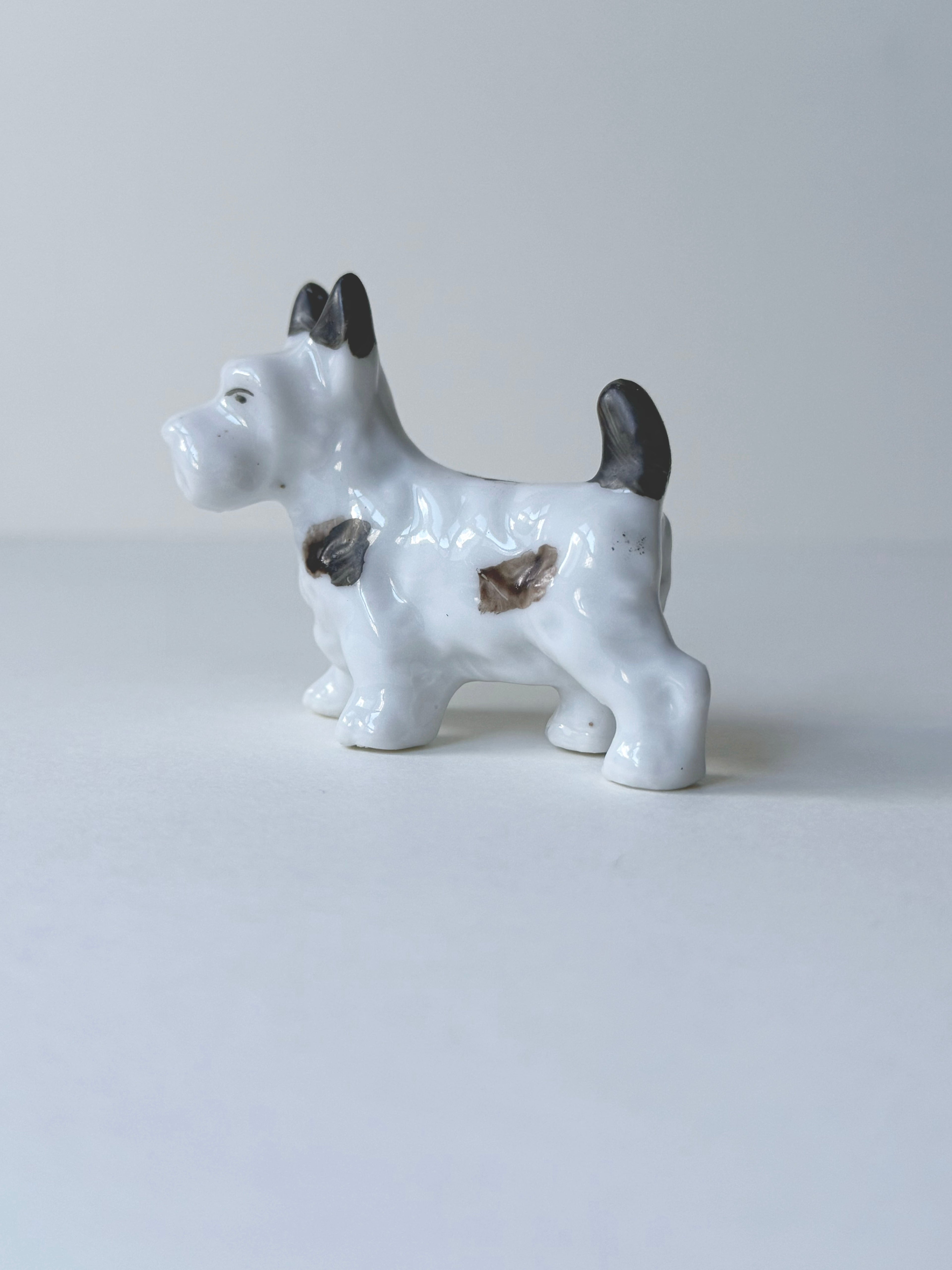 Vintage ceramic figurine｜白色陶瓷梗犬