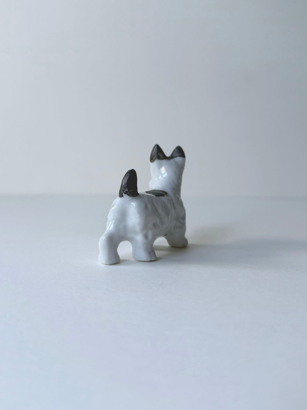 Vintage ceramic figurine｜白色陶瓷梗犬