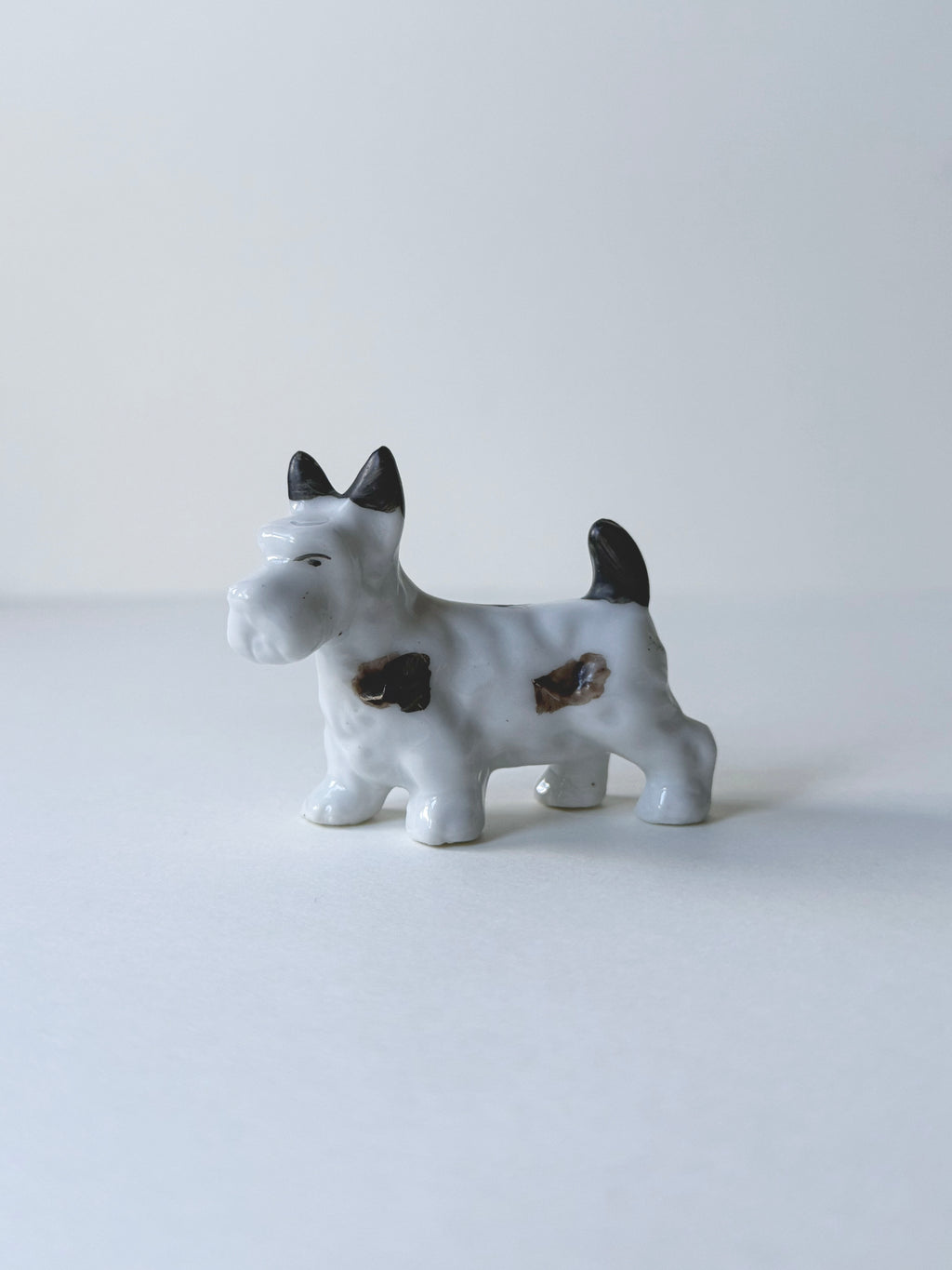 Vintage ceramic figurine｜白色陶瓷梗犬