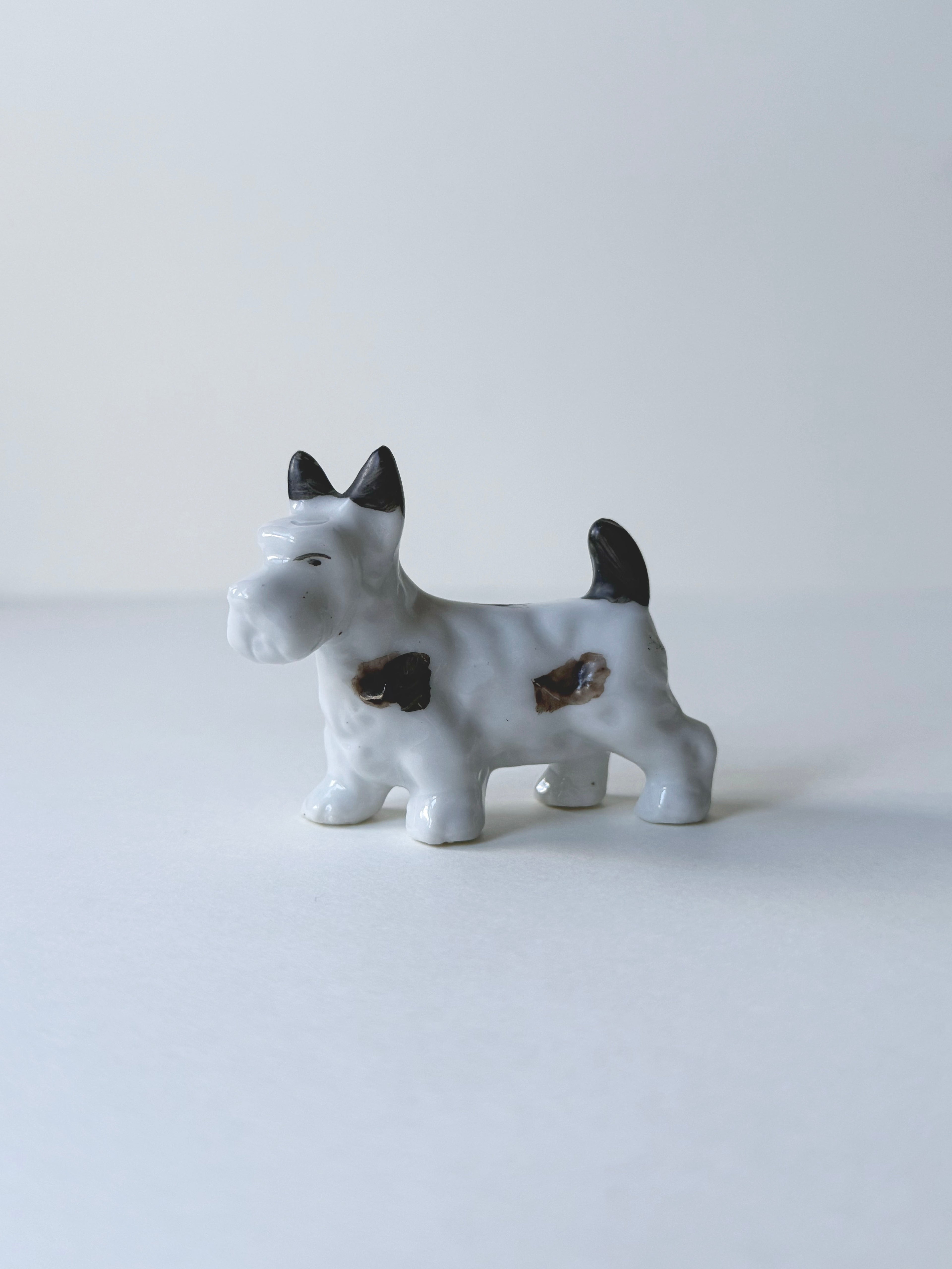 Vintage ceramic figurine｜白色陶瓷梗犬