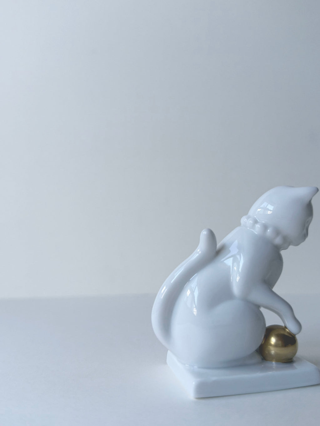 Vintage ceramic figurine｜金球白釉瓷貓貓